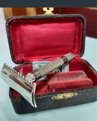 Cuchilla de afeitar antigua con estuche