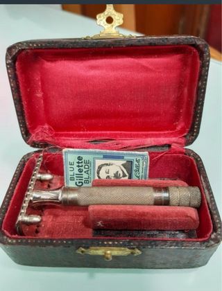 Cuchilla de afeitar antigua con estuche