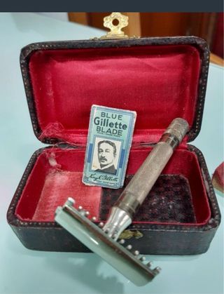 Cuchilla de afeitar antigua con estuche