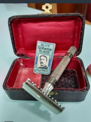 Cuchilla de afeitar antigua con estuche