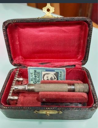 Cuchilla de afeitar antigua con estuche