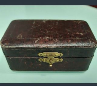 Cuchilla de afeitar antigua con estuche