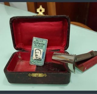 Cuchilla de afeitar antigua con estuche