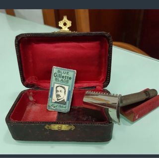 Cuchilla de afeitar antigua con estuche