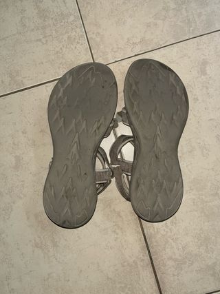 Sandalias grises para mujer