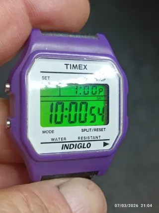 Reloj Timex Digital Morado y Negro