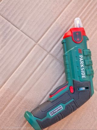 Atornilladora recargable con puntas intercambiable