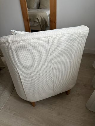 Butaca beige con cojín floral