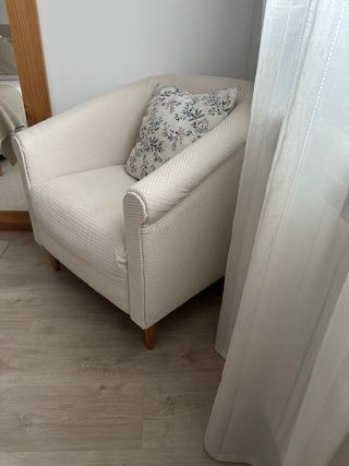 Butaca beige con cojín floral