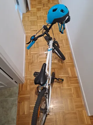 Bicicleta infantil B'TWIN blanca, se regala casco