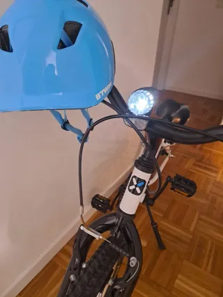 Bicicleta infantil B'TWIN blanca, se regala casco