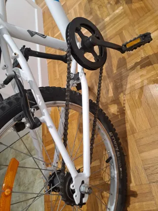 Bicicleta infantil B'TWIN blanca, se regala casco