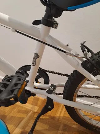 Bicicleta infantil B'TWIN blanca, se regala casco