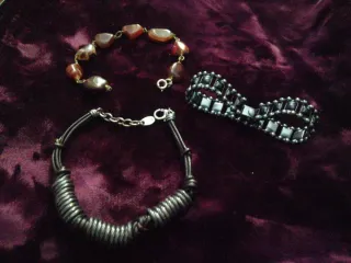 Pulseras plata, piedras y cuero