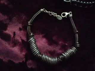 Pulseras plata, piedras y cuero