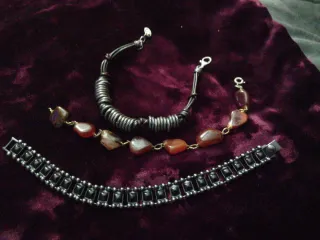 Pulseras plata, piedras y cuero