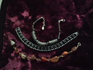 Pulseras plata, piedras y cuero
