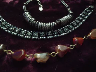 Pulseras plata, piedras y cuero