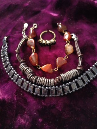 Pulseras plata, piedras, cuero anillo
