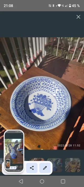 Juego de jarra y palangana de cerámica con mueble.