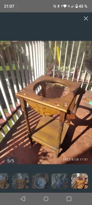 Juego de jarra y palangana de cerámica con mueble.