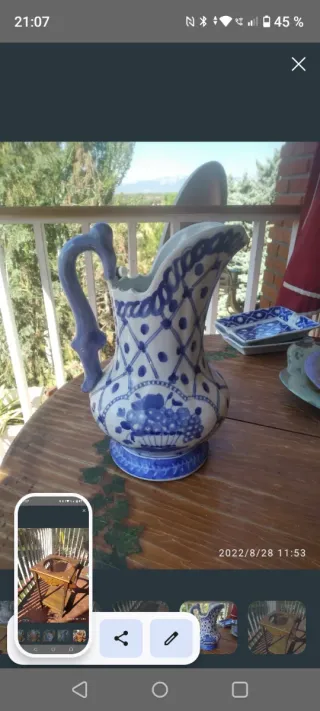 Juego de jarra y palangana de cerámica con mueble.