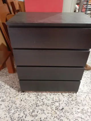 Cómoda de madera oscura