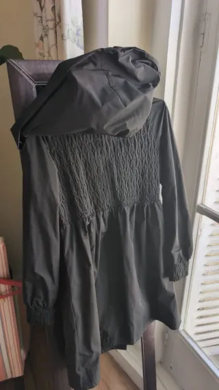 Gabardina Hoss Intropia Negra con Capucha