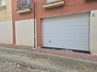 Portón de garaje blanco