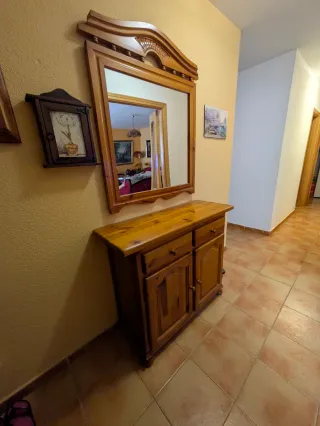 Recibidor de madera con espejo