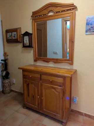 Recibidor de madera con espejo