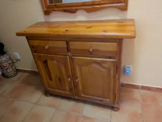 Recibidor de madera con espejo