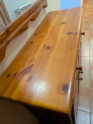 Recibidor de madera con espejo