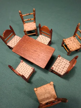Mesa y sillas rústicas en miniatura