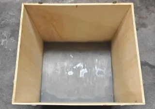 Contenitore in legno e metallo