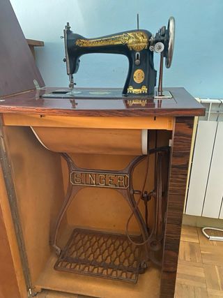 Máquina de coser antigua SINGER