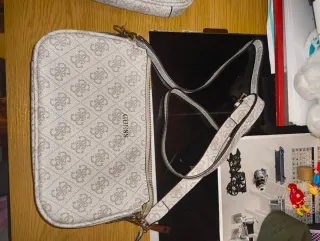 Mala Guess tira colo bege/cinza