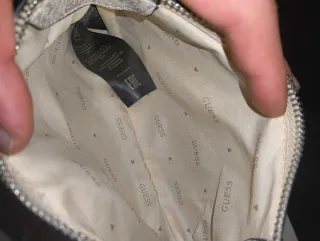 Mala Guess tira colo bege/cinza