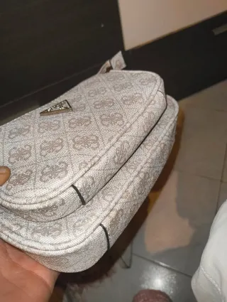 Mala Guess tira colo bege/cinza