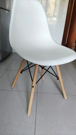 4 Sillas blancas patas madera