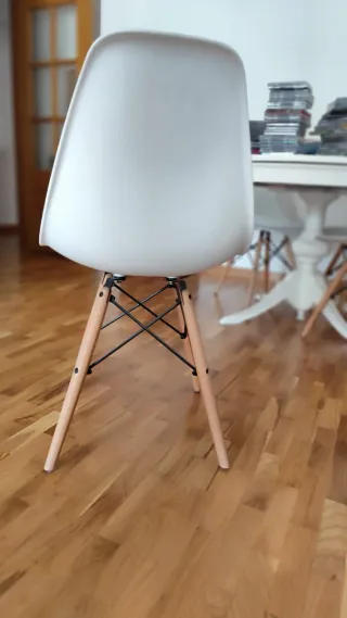 4 Sillas blancas patas madera