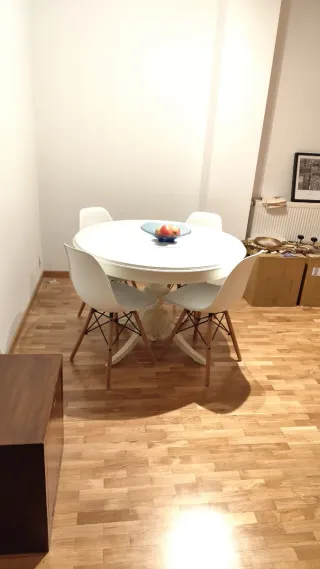 4 Sillas blancas patas madera