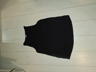 Camiseta negra sin mangas suave