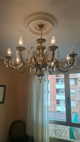 Lámpara de techo dorada con cristales