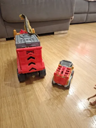 Camión Jurassic World con figura