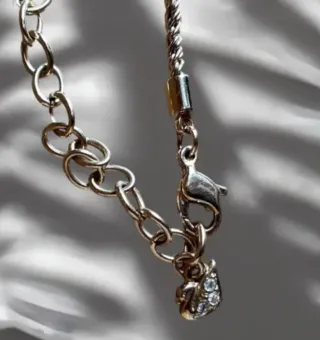 Colgante Swarovski Cruz Insignia Dorada