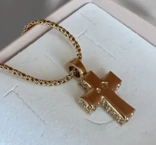 Colgante Swarovski Cruz Insignia Dorada