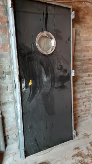 Puerta metálica de seguridad y antiincendios