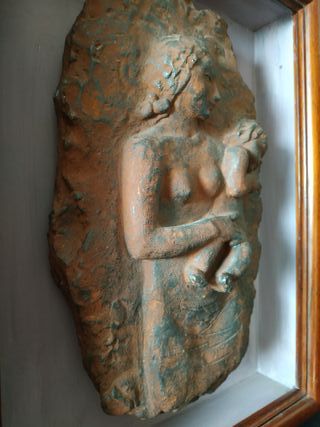 Escultura de escayola maternidad