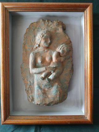 Escultura de escayola maternidad